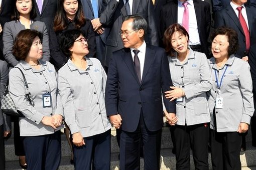 우윤근 국회사무총장이 24일 직원들과 오찬 후 기념촬영을 하고 있다.<br>(사진=김지범 촬영관)