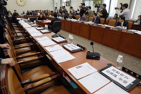 27일 과학기술정보방송통신위원회의 국정감사에서 국감 보이콧을 선언한 자유한국당 의원들의 빈자리