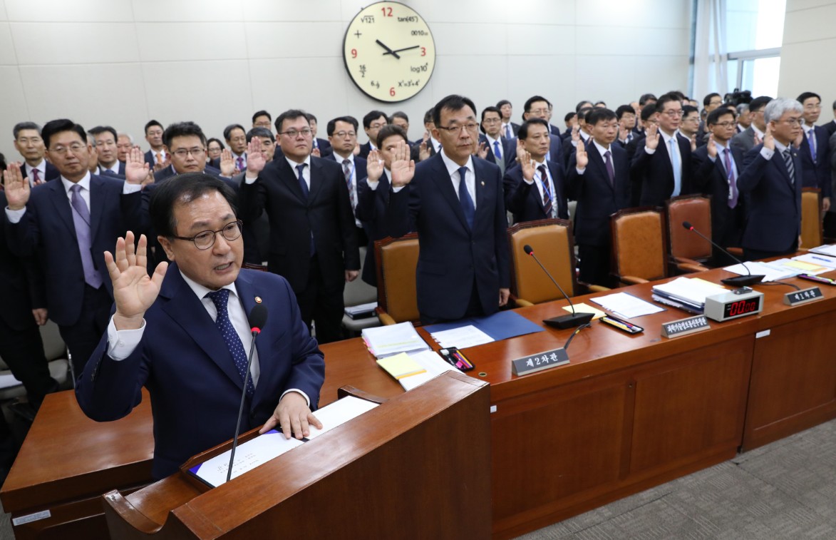 ​유영민 과학기술정보통신부 장관 등이 30일 오전 서울 여의도 국회에서 열린 과학기술정보방송통신위원회의 과학기술정보통신부 등 종합감사에 출석해 증인선서를 하고 있다. 2017.10.30. 