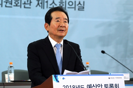 ​정세균 국회의장이 2일 '2018년도 예산안 토론회'에 참석해 격려사를 하는 모습(사진=임진완 촬영관)