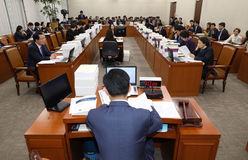 ​7일 국회 보건복지위원회 회의실에서 양승조 위원장 주재로 보건복지부, 식품의약품안전처 등의 2018년도 예산안을 심의하는 전체회의가 열리고 있다.