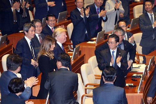 트럼프 미국 대통령이 8일 오전 국회 본회의장에서 연설하기 위해 입장하고 있다