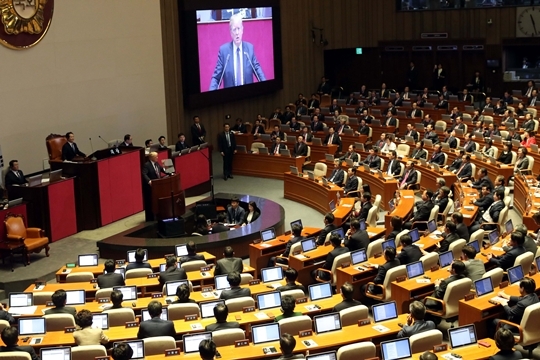 트럼프 미국 대통령이 8일 오전 서울 여의도 국회 본회의장에서 연설하고 있다