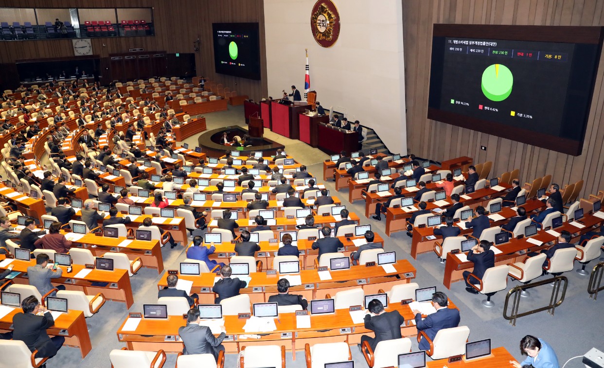  9일 오후 서울 여의도 국회 본회의장에서 열린 제354회 국회(정기회) 12차 본회의에서 궐련형 전자담배 세율 인상안(개별소비세법 일부개정법률안)이 통과되고 있다. 