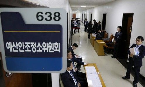 ​예산결산특별위원회 예산안등조정소위원회 회의장 앞에서 부처 관계자들이 대기하고 있다.