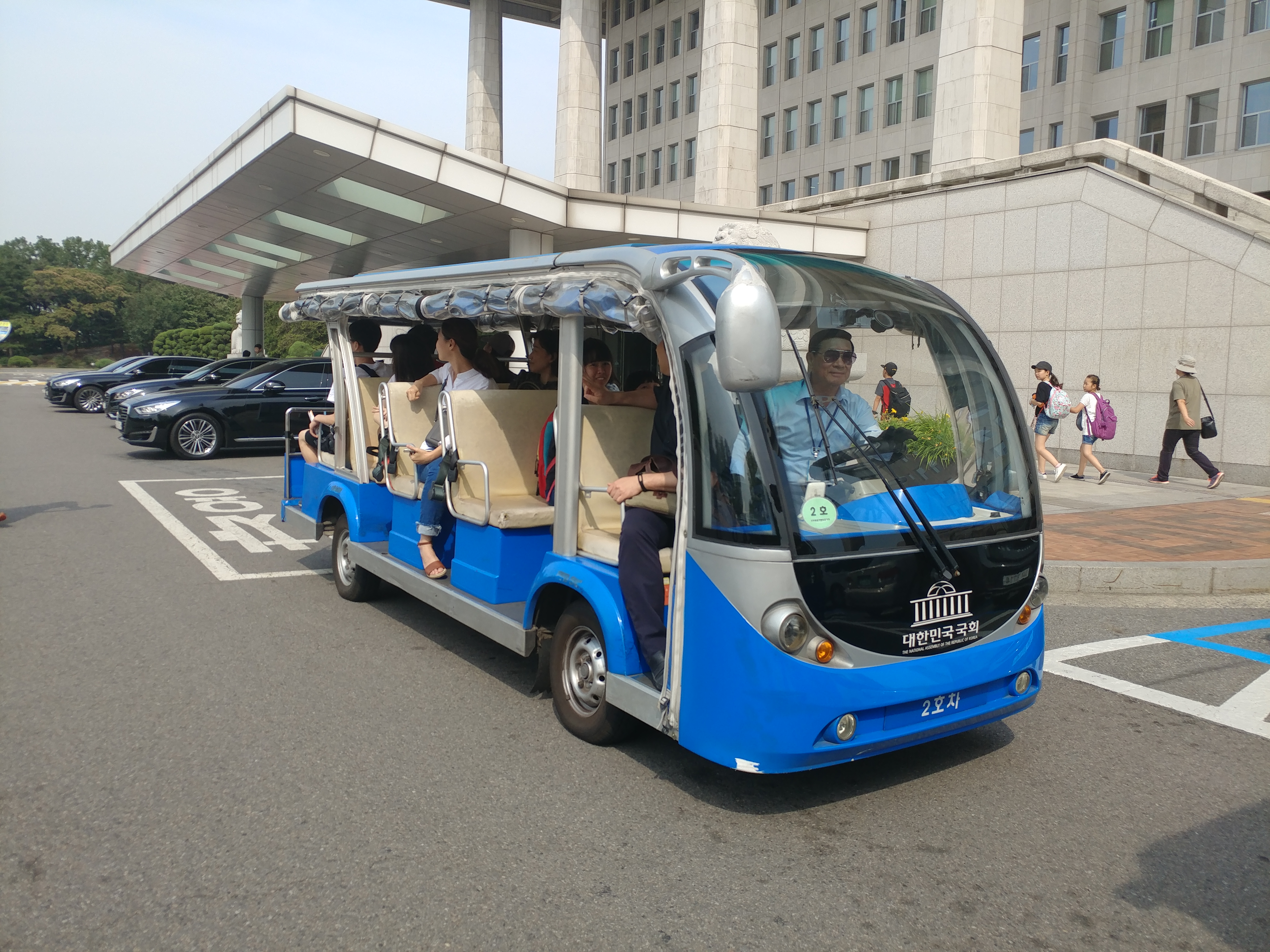 ​국회 경내를 운행 중인 전기자동차의 모습