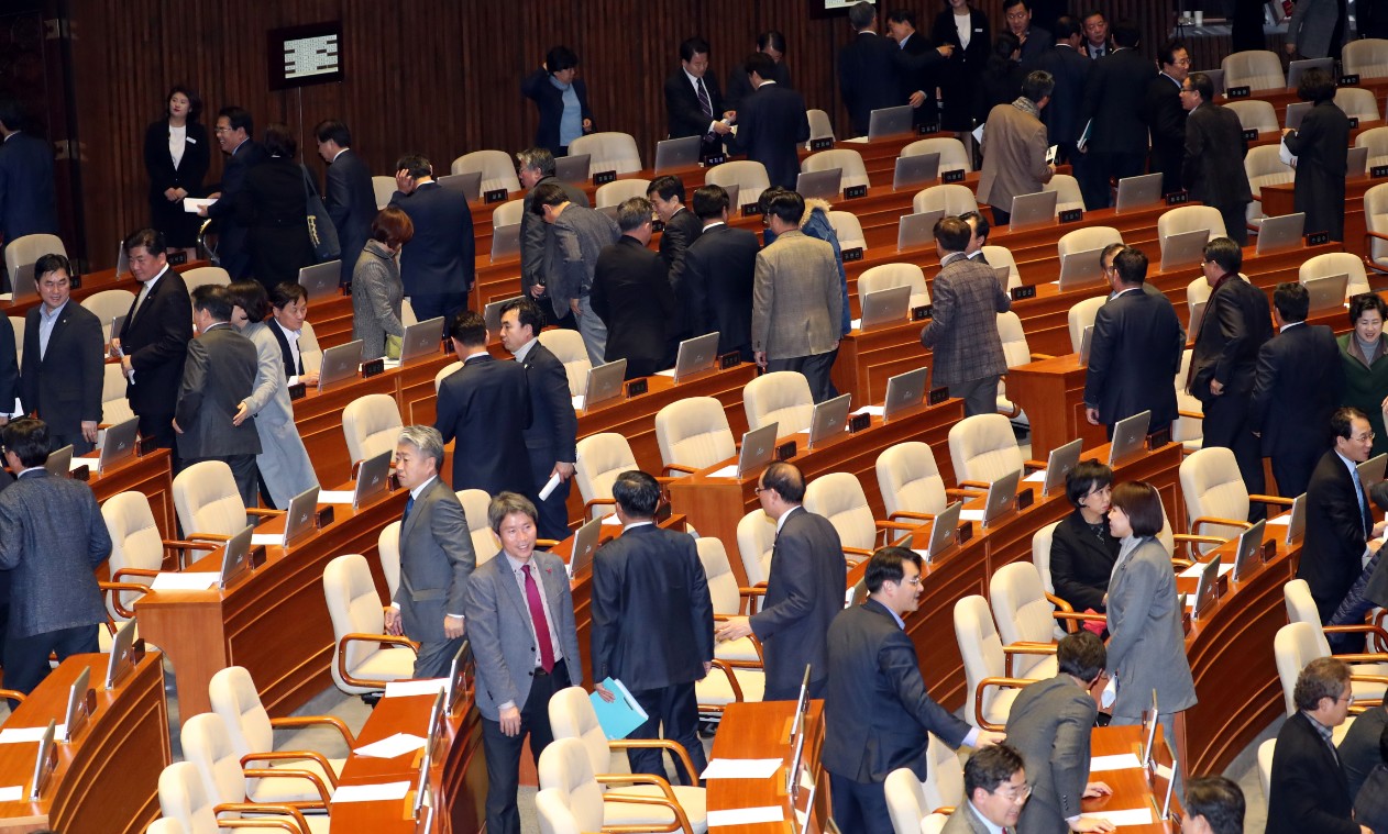 ​​내년도 예산안 법정처리시한인 2일 오후 9시에 열린 국회 본회의에서 정세균 국회의장이 정회를 선언하자 의원들이 본회의장을 빠져나가고 있다.