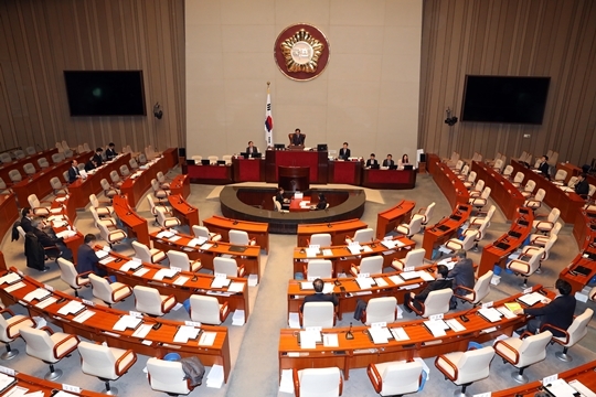 이주영 헌법개정 특별위원회 위원장이 4일 헌법개정 특별위원회 전체회의를 주재하고 있다