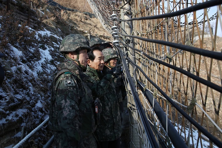 ​ 6일(수) 정오께 강원도 철원 3사단의 '백골부대'를 방문해 초소를 둘러보고 장병들과 점심식사를 함께하는 한편 위문품을 전달하는 등 의미있는 시간을 보냈다.