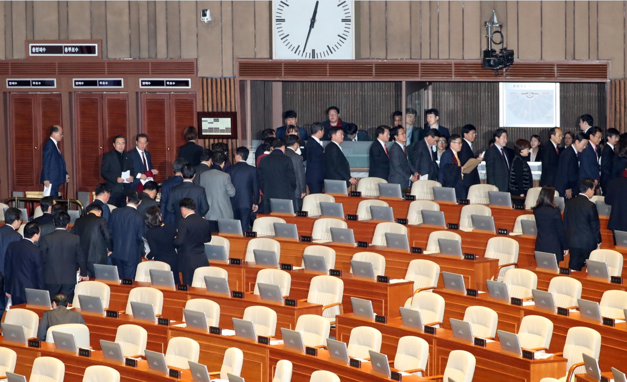 ​6일 오전 서울 여의도 국회 본회의장에서 열린 제354회 국회(정기회) 제17차 본회의에서 2018년도 예산안에 대한 수정안이 재석 178인 중 찬성160인, 반대 15인, 기권 3인으로 가결 처리되자 자유한국당 의원들이 퇴장하고 있다. 