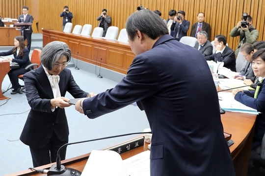 민유숙 대법관 후보자가 20일 국회에서 열린 인사청문특별위원회에 출석해 홍익표 위원장에게 선서문을 전달하고 있다