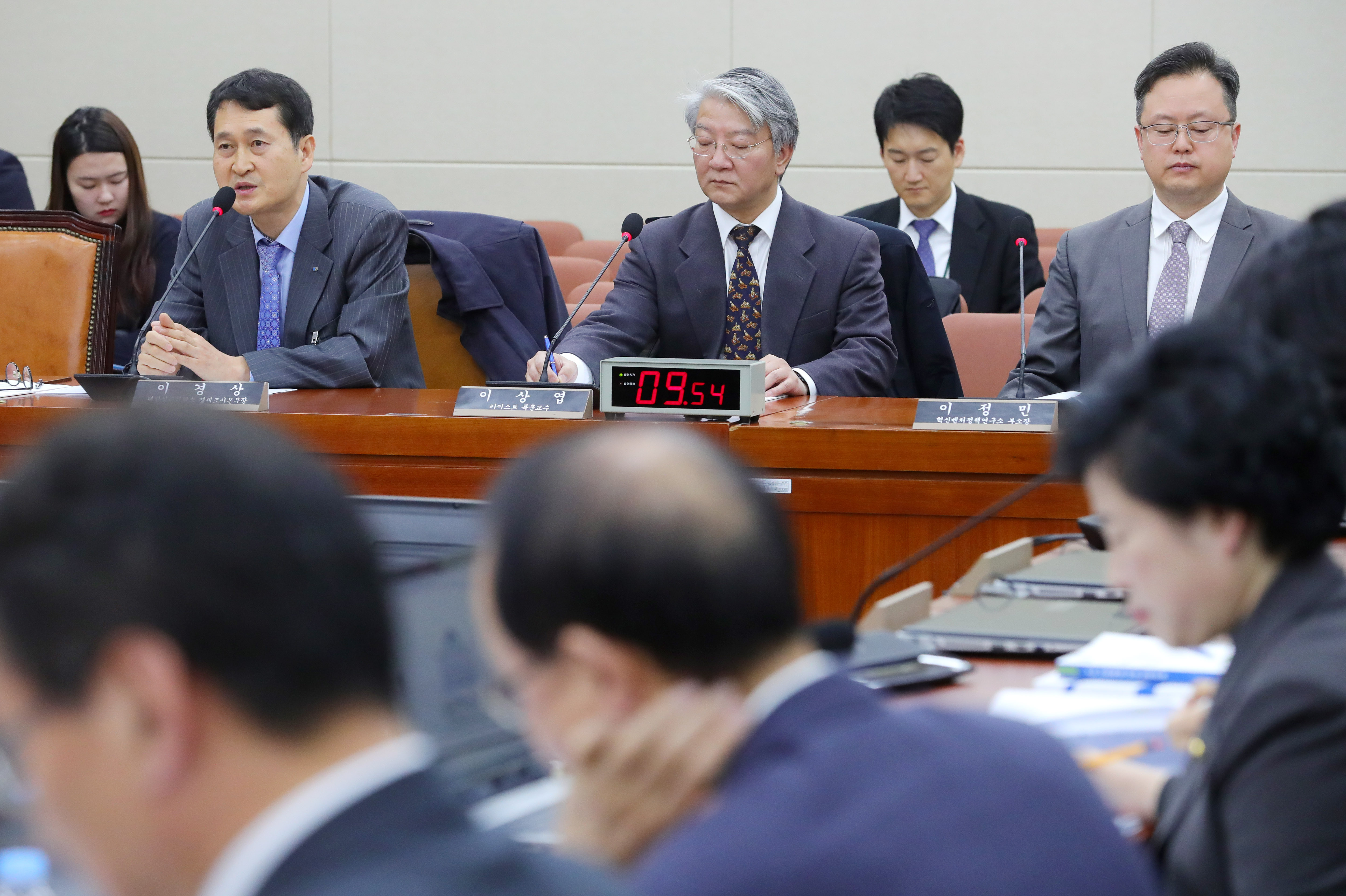 ​27일 오전 서울 여의도 국회 과학기술정보방송통신위원회 회의실에서 열린 4차 산업혁명 특별위원회 전체회의에 참석한 이경상 대한상공회의소 경제조사본부장이 발언하고 있다. 왼쪽부터 이 본부장, 이상엽 카이스트 특훈교수, 이정민 혁신벤처정책연구소 부소장