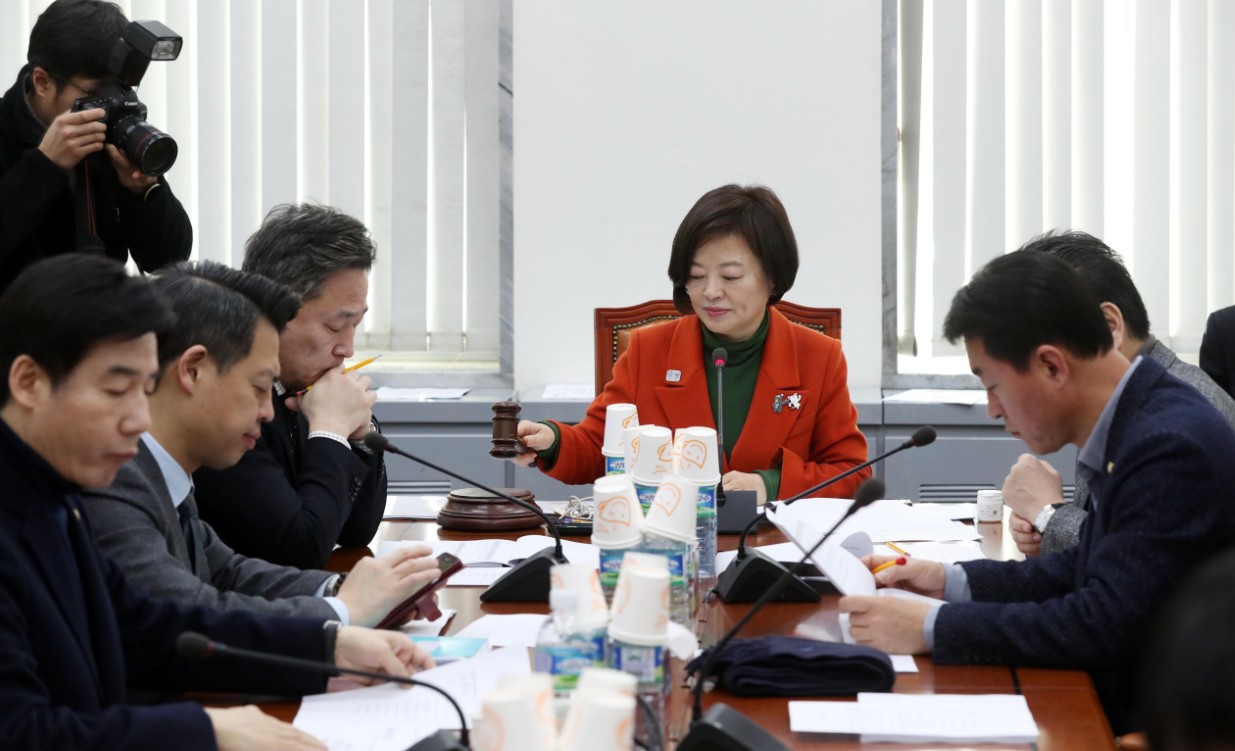 ​10일 오전 서울 여의도 국회 행정안전위원회 소회의실에서 열린 안전 및 선거법심사소위원회 제1차 회의에 참석한 진선미 소위원장이 소방기본법 일부개정법률안 등을 일괄 상정하며 의사봉을 두드리고 있다.