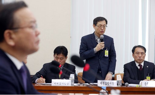 ​​ 10일 오후 서울 영등포구 여의도 국회 행정안전위원회 제천 화재사고 관련 현안보고에서 이상민 제천소방서장이 의원 질의에 답변하고 있다. 