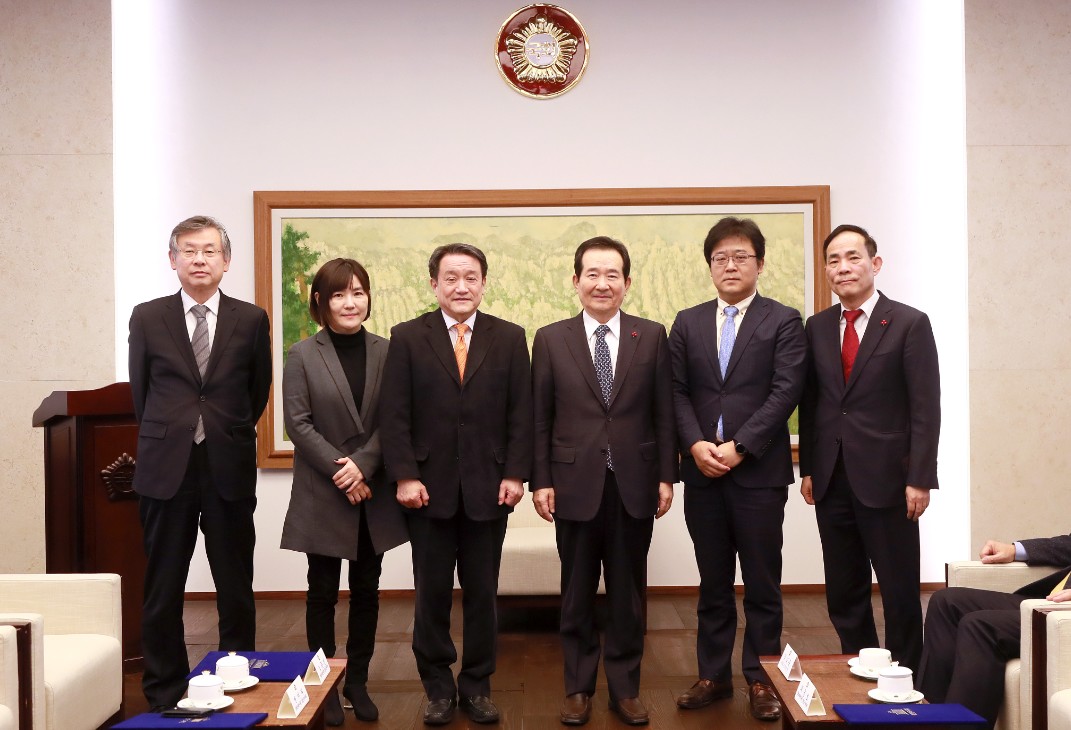 ​12일 국회 의장접견실에서 열린 '국회미래연구원 설립준비위원회' 위촉식에서 (왼쪽부터)이인용 국회사무차장과 변미리 서울연구원 글로벌미래연구센터장, 조동성 인천대 총장, 정세균 국회의장, 최준호 중앙일보 산업부 차장, 이내영 국회입법조사처장이 기념촬영을 하고 있다.