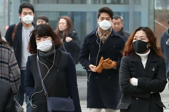 서울시가 서울형 미세먼지 비상저감조치를 발령한 17일 서울 강남구 삼성동 일대에서 시민들이 마스크를 쓰고 출근길에 나서고 있다