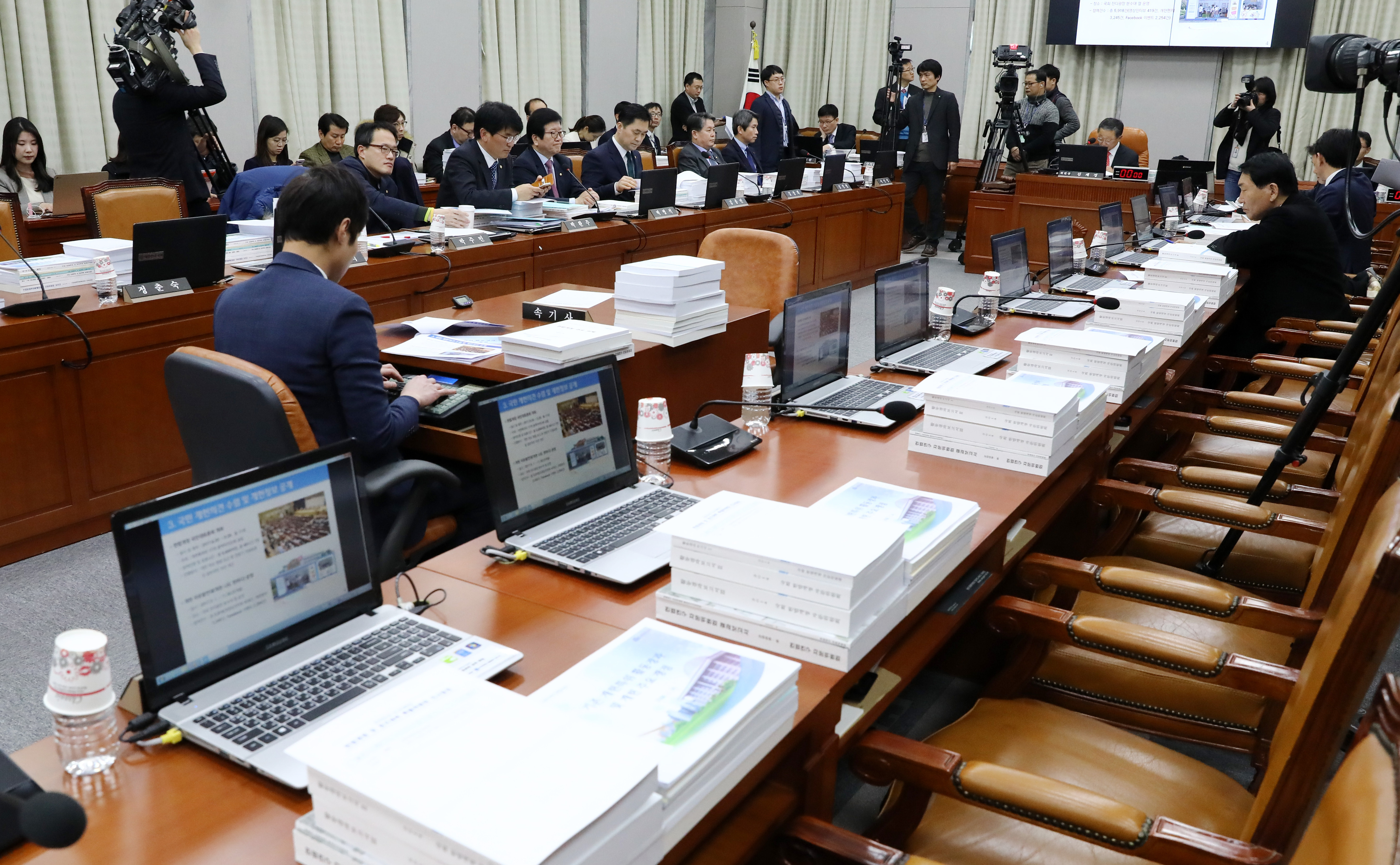 ​24일 오후 서울 여의도 국회 운영위원회 회의실에서 열린 헌법개정 및 정치개혁 특별위원회 전체회의에 참석한 김재경 위원장이 개회를 선언하고 있다. 이날 전체회의에서 헌법개정특별위원회(2016.12.29.~2017.12.31.)에서 논의한 사항 관련 보고 및 향후 활동 논의가 진행됐다.