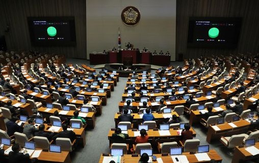 ​30일 오후 국회 본회의장에서 열린 제356회 국회(임시회) 제1차 본회의에서 소방기본법 일부개정법률안이 재석 220인 가운데 찬성 217인, 기권 3인으로 가결처리 되고 있다.