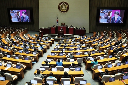 6일국회 본회의장에서 열린 본회의에 참석한 이낙연 국무총리가 자유한국당 이종구 의원의 경제에 관한 대정부질문에 답하고 있다