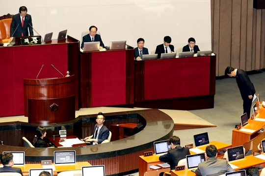 권성동 자유한국당 의원이 7일 국회 본회의장에서 교육·사회·문화에 관한 대정부 질문을 마친뒤 국회의장에게 인사를 하고 있다