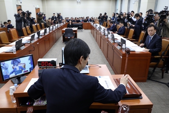  9일 국회 기획재정위원회 전체회의에서 조경태 위원장이 의사봉을 두드리며 개회를 알리고 있다