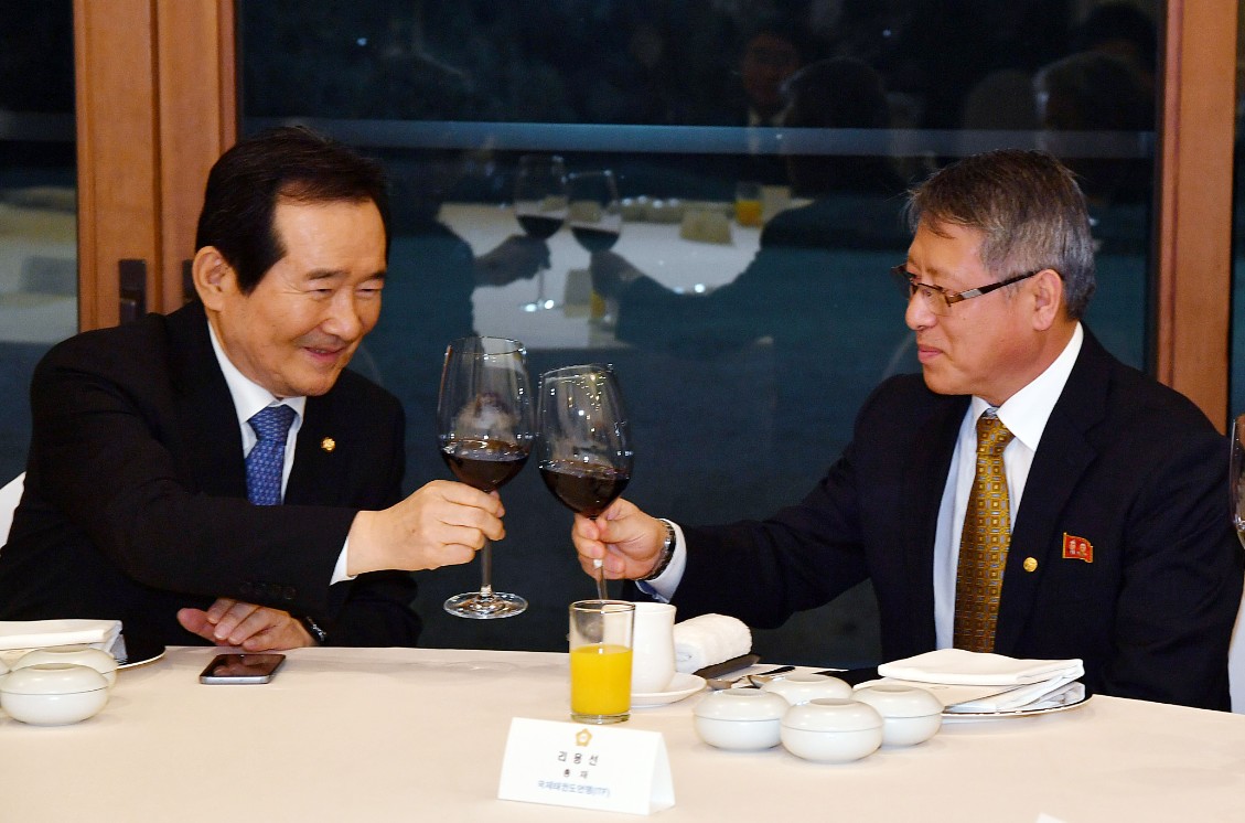 ​13일 오후 한남동 의장 공관에서 열린 정세균 국회의장 초청 남북합동 태권도 시범공연단 격려만찬에서 정 의장과 북측 리용선 국제태권도연맹 총재가 건배를 하고 있다.