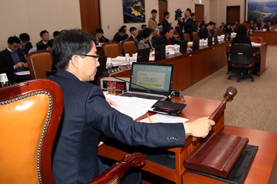 22일 오전 국토교통위원회에서 조정식 위원장이 의사봉을 두드리고 있다