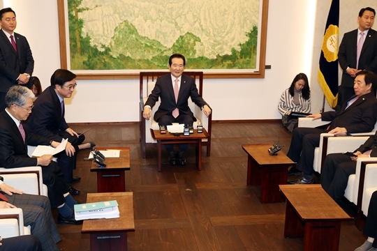 26일 국회의장과 3당 원내대표 회동에서 정세균 국회의장과 더불어민주당 우원식 원내대표, 자유한국당 김성태 원내대표, 바른미래당 김동철 원내대표가 의견을 나누고 있다