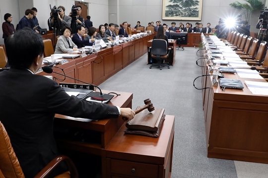 27일 국회운영위원회에서 여당이 불참한 가운데 김성태 위원장이 발언하고 있다