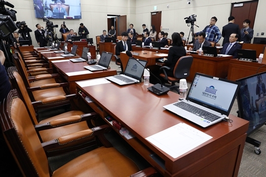 28일 국회 국방위원회에서 열린 김영철 북한 노동당 중앙위원회 부위원장 겸 통일전선부장 방남 관련 전체회의에서 더불어민주당의 불참 속 회의가 진행되고 있다