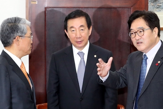 14일 국회 운영위원회 위원장실에서는 여야 3당 원내대표 간 회동이 진행됐다