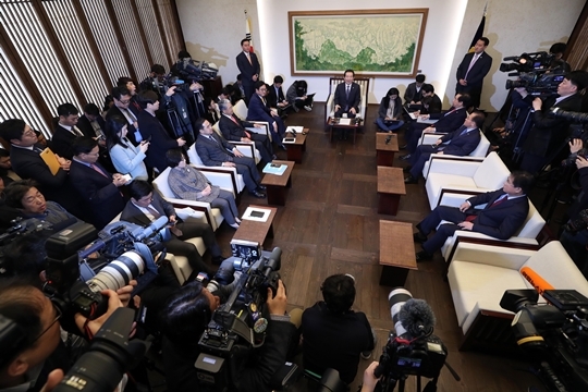 19일 국회 의장실에서 정세균 국회의장과 더불어민주당 우원식, 자유한국당 김성태, 국민의당 김동철 등 3당 원내대표들이 회동하고 있다