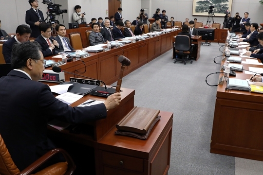 19일국회에서 진행된 헌법개정 및 정치개혁 특별위원회를 김재경 위원장이 주재하고 있다