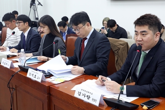 22일 국회 청년미래특별위원회에서 김가람 한국청년회의소 중앙회장이 발언하고 있다. 오른쪽부터 김가람 중앙회장, 김석호 서울대 사회학과 교수, 송보희 한국청년정책학회장, 안현종 전 대통령직속 청년위원회 대외협력팀장, 엄창환 전국청년정책네트워크 대표.