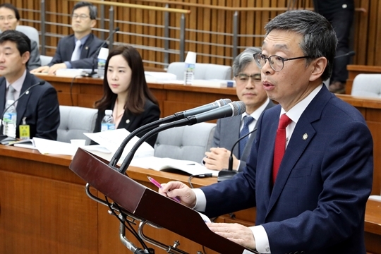 김현 대한변호사협회장이 23일 국회 사법개혁특별위원회에서 업무보고를 하고 있다