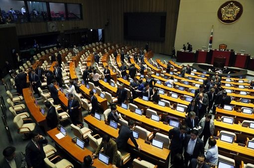 자유한국당과 바른미래당의 불참으로 제359회 국회(임시회) 제1차 본회의가 무산되자 더불어민주당, 민주평화당, 정의당 의원들이 본회의장에서 퇴장하고 있다. 