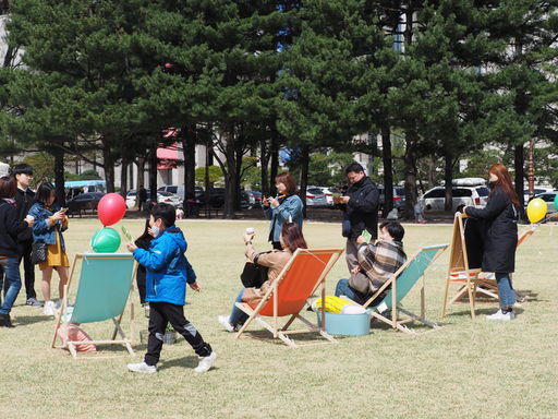 국회의사당 잔디마당에서 시민들이 오후 햇살을 쬐고 있다.