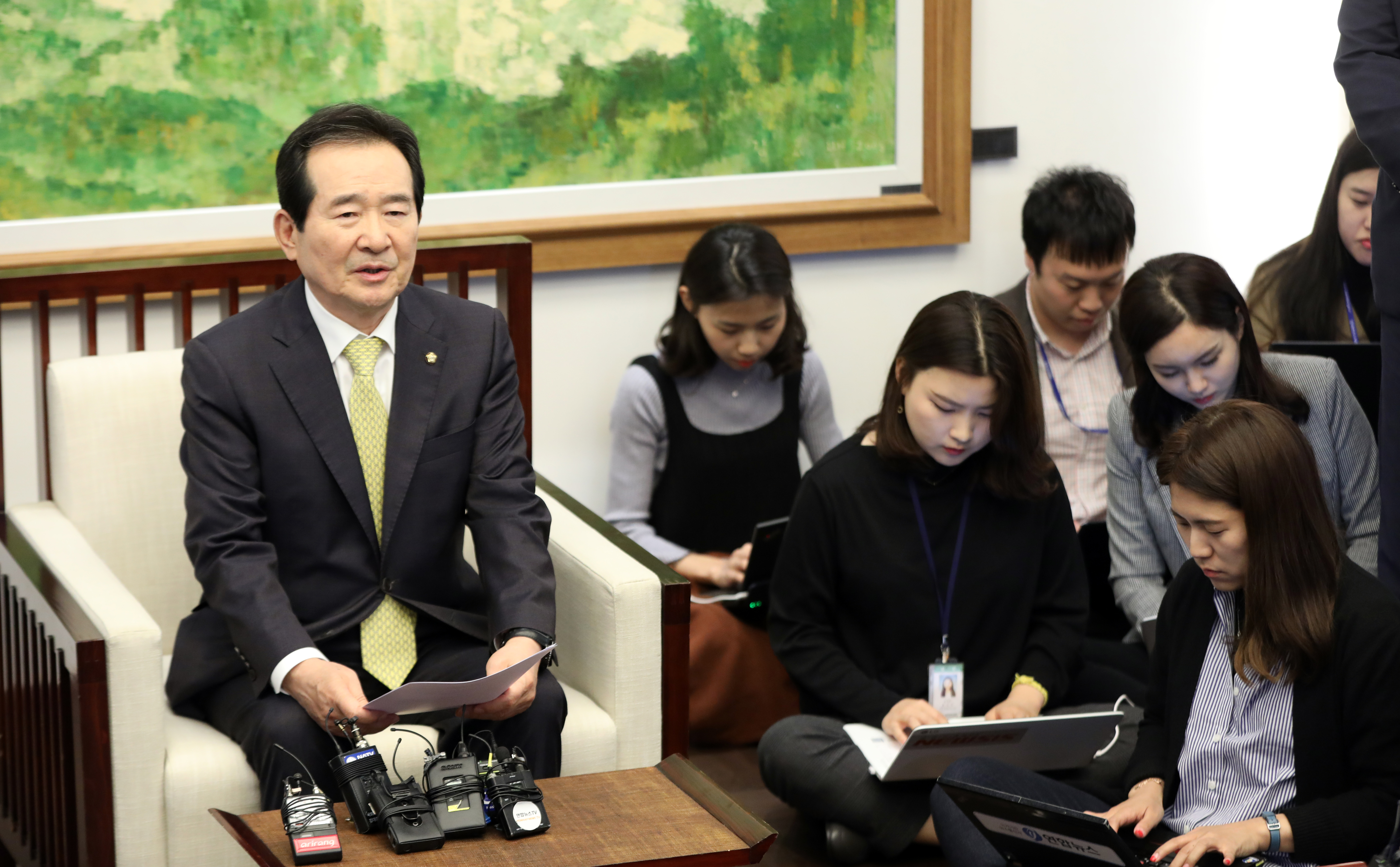 정세균 국회의장이 23일 오후 서울 여의도 국회에서 열린 여야 교섭단체 원내대표 정례회동에서 모두발언을 하고 있다