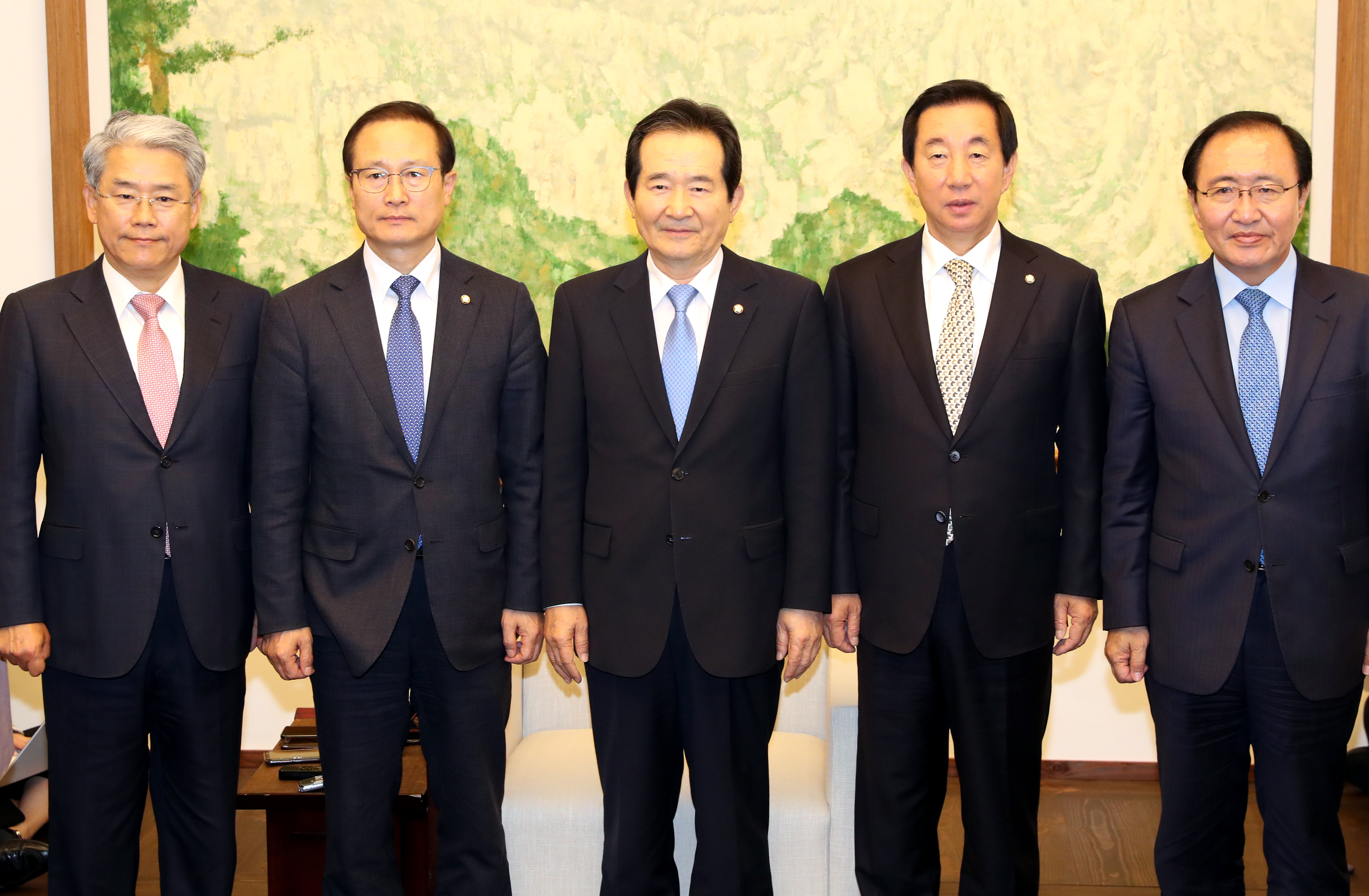 21일 오후 서울 여의도 국회에서 열린 국회의장-교섭단체 원내대표 회동에서 포즈를 취하고 있다. 왼쪽부터 바른미래당 김동철, 더불어민주당 홍영표, 정세균 국회의장, 자유한국당 김성태, 평화와 정의 노회찬 원내대표. 