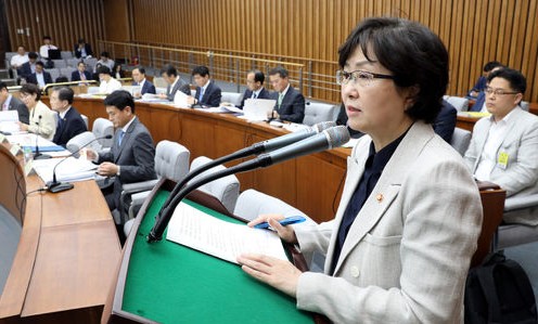 24일 오후 국회에서 열린 환경노동위원회 미세먼지 대책 특별위원회 전체회의에서 김은경 환경부 장관이 업무보고를 하고 있다.