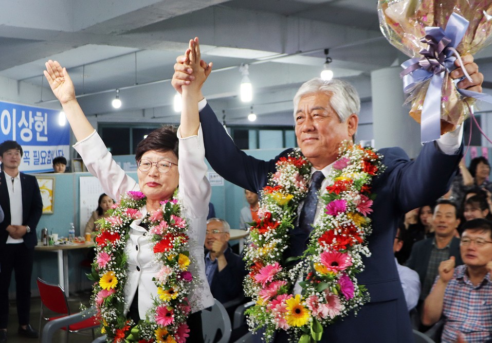 이상헌 더불어민주당 울산 북구 국회의원 재선거 후보가 13일 울산 북구 선거사무소에 마련된 개표 상황실에서 재보궐선거 당선이 확실시 되자 부인 김춘선씨와 꽃목걸이를 목에 걸고 기뻐하고 있다.