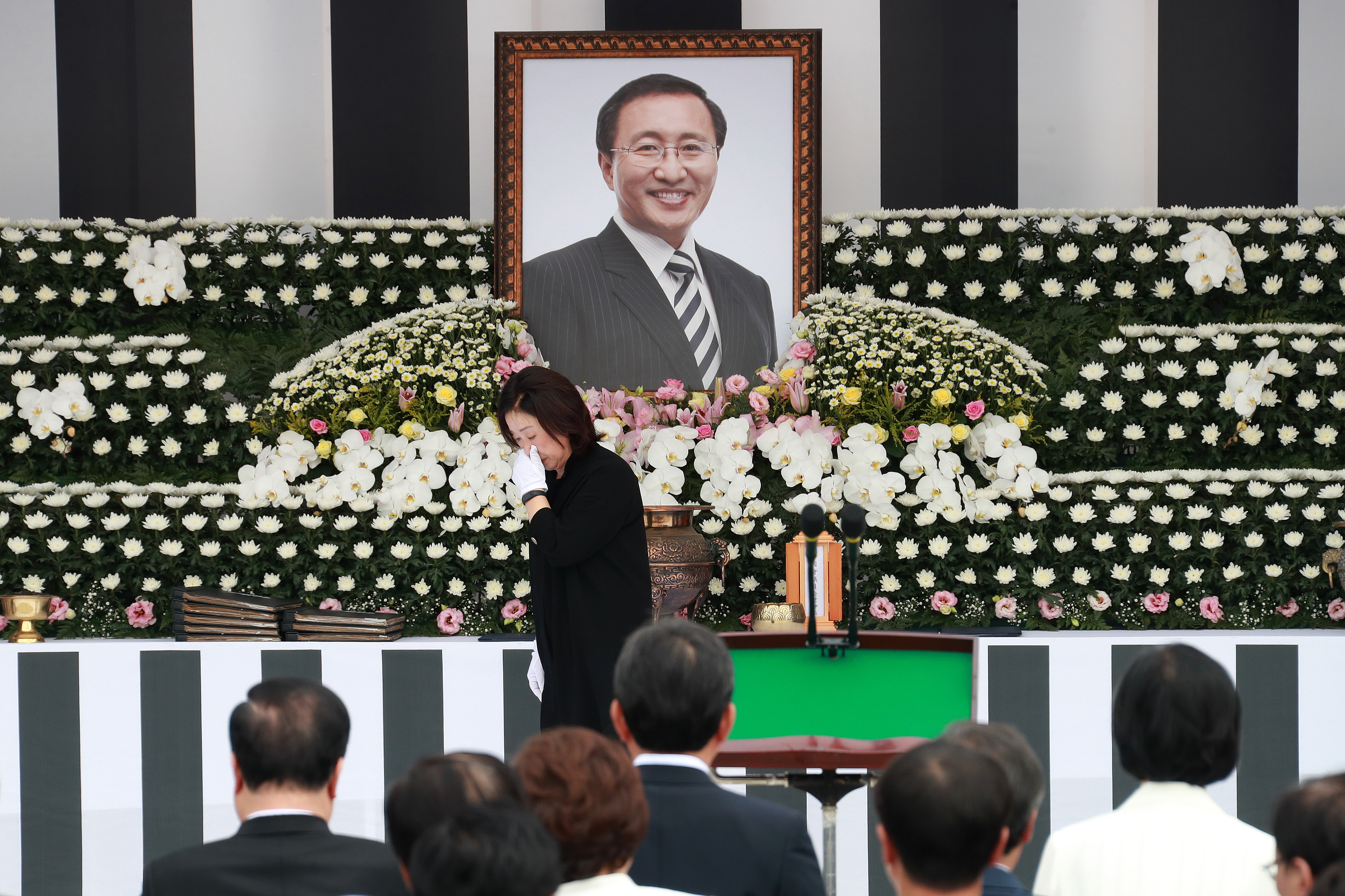 ​심상정 정의당 의원이 27일 오전 서울 여의도 국회에서 열린 고(故) 노회찬 정의당 원내대표 국회장 영결식에서 조사를 마친 후 자리로 돌아가고 있다.