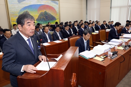 지난 7월 25일 윤석헌 금감원장이 국회 정무위원회 전체회의에 출석해 업무보고를 하고 있다