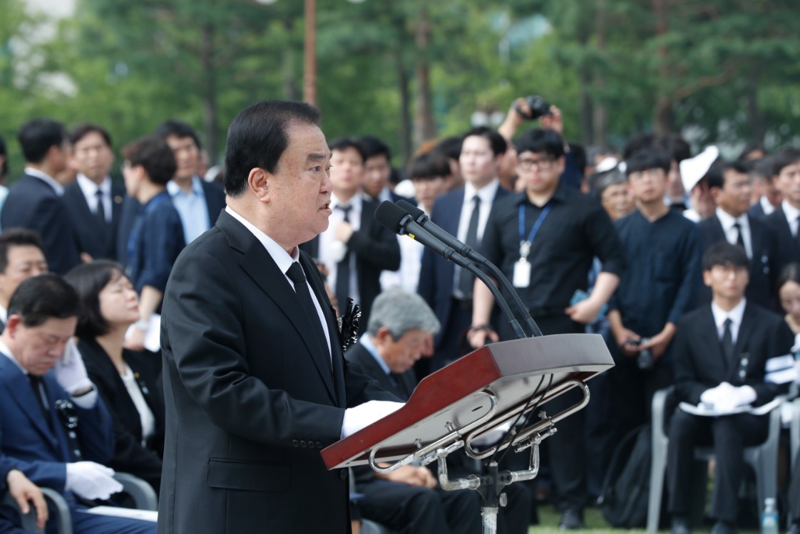 고(故) 노회찬 국회의원 장의위원장인 문 의장은 이날 국회 본청 앞에서 진행된 국회장 영결사에서 "차마 이 길을 선택한 노회찬 의원님의 고뇌와 번민, 회한과 고통을 생각하면 주체할 수 없는 눈물