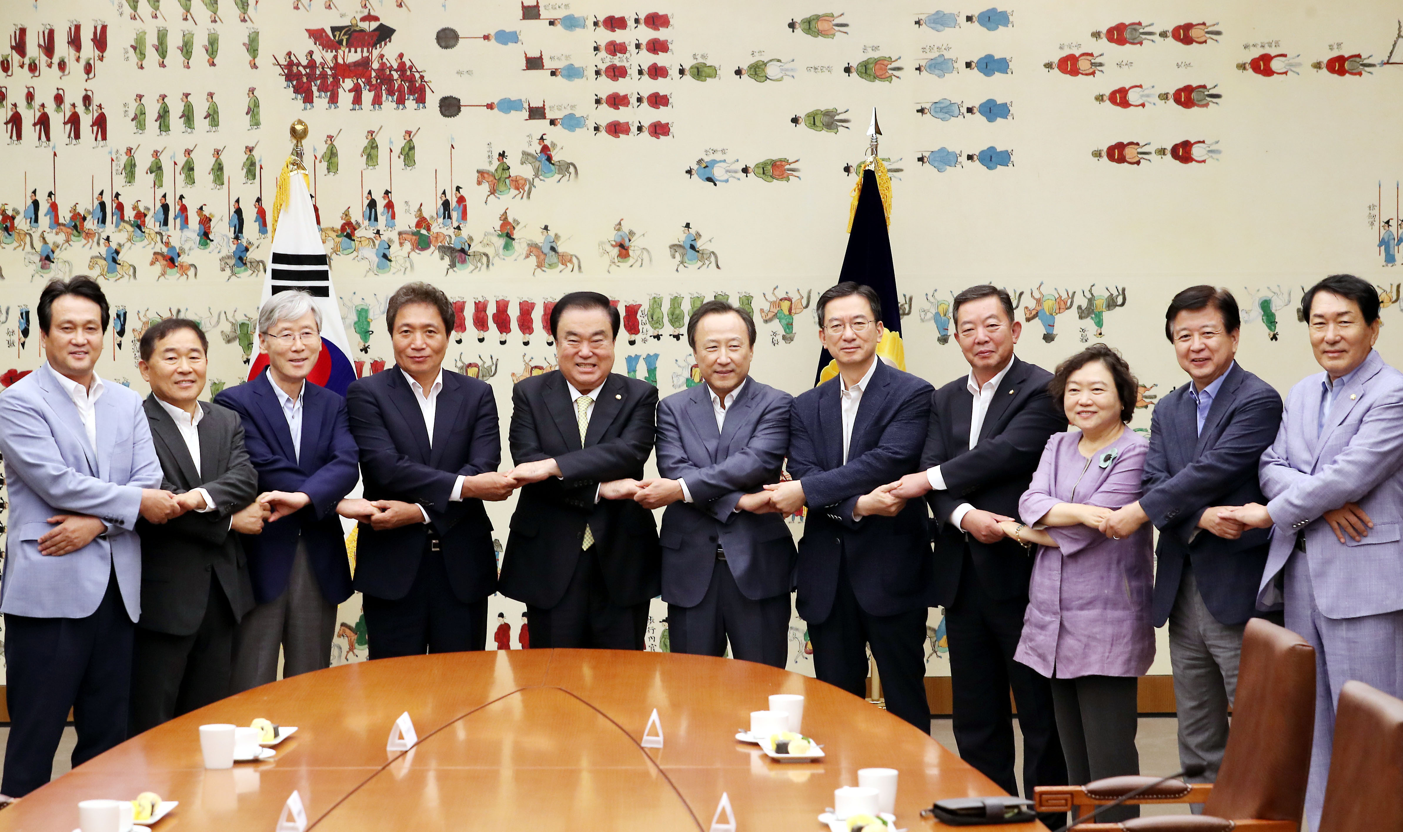 ​16일 오전 서울 여의도 국회에서 열린 문희상 국회의장과 상임위원장단 회의에서 특활비 폐지에 관한 의견을 교환하기전 손을 맞잡고 있다. 