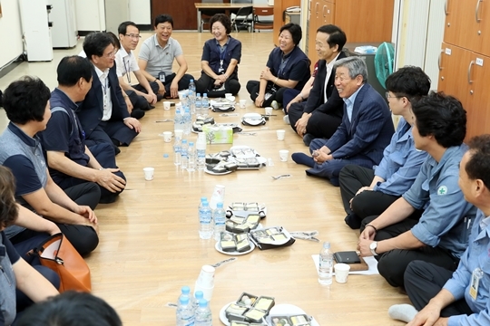 유인태 국회 사무총장이 16일 국회 본관 청소근로자 대기실을 방문해 민간 근로자들의 노고를 격려했다(사진=김지범 촬영관)