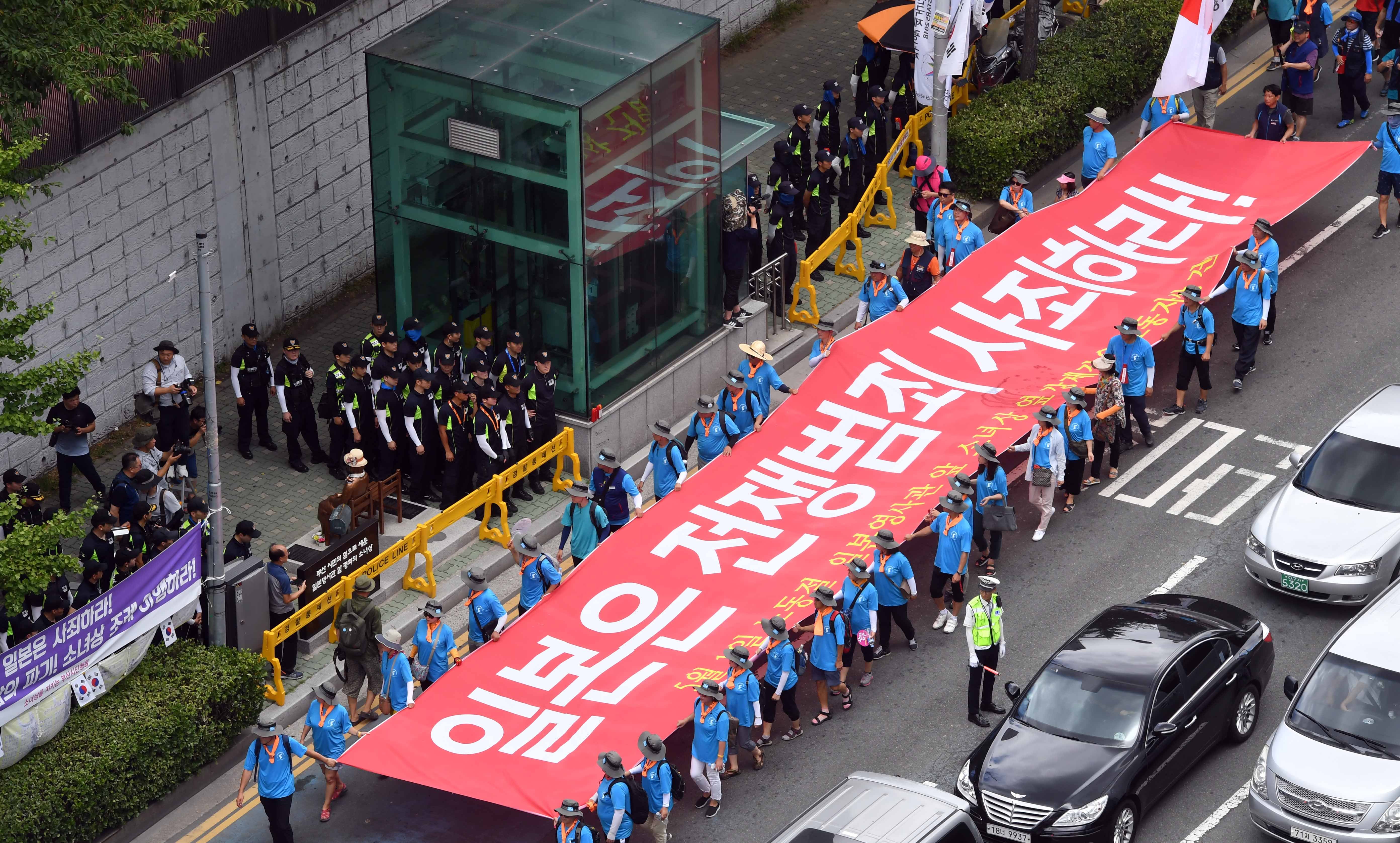 지난 15일 부산 동구 정발 장군 동상 앞에서 민주노총 부산본부와 적폐청산사회대개혁 부산운동본부 회원 등 500여 명이 정부와 일본을 규탄하는 집회를 개최한 뒤 일본총영사관 주변을 도는 거리행진을 펼치고 있다. 이들은 외교 적폐인 일본군 위안부 합의를 즉각 파기하고 한일 군사정보보호협정도 폐기할 것을 촉구했다. 