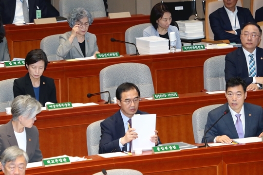 29일 국회 예산결산특별위원회 비경제부처 심사에 임종석 청와대 대통령 비서실장이 불출석해 자리가 비어 있는 모습