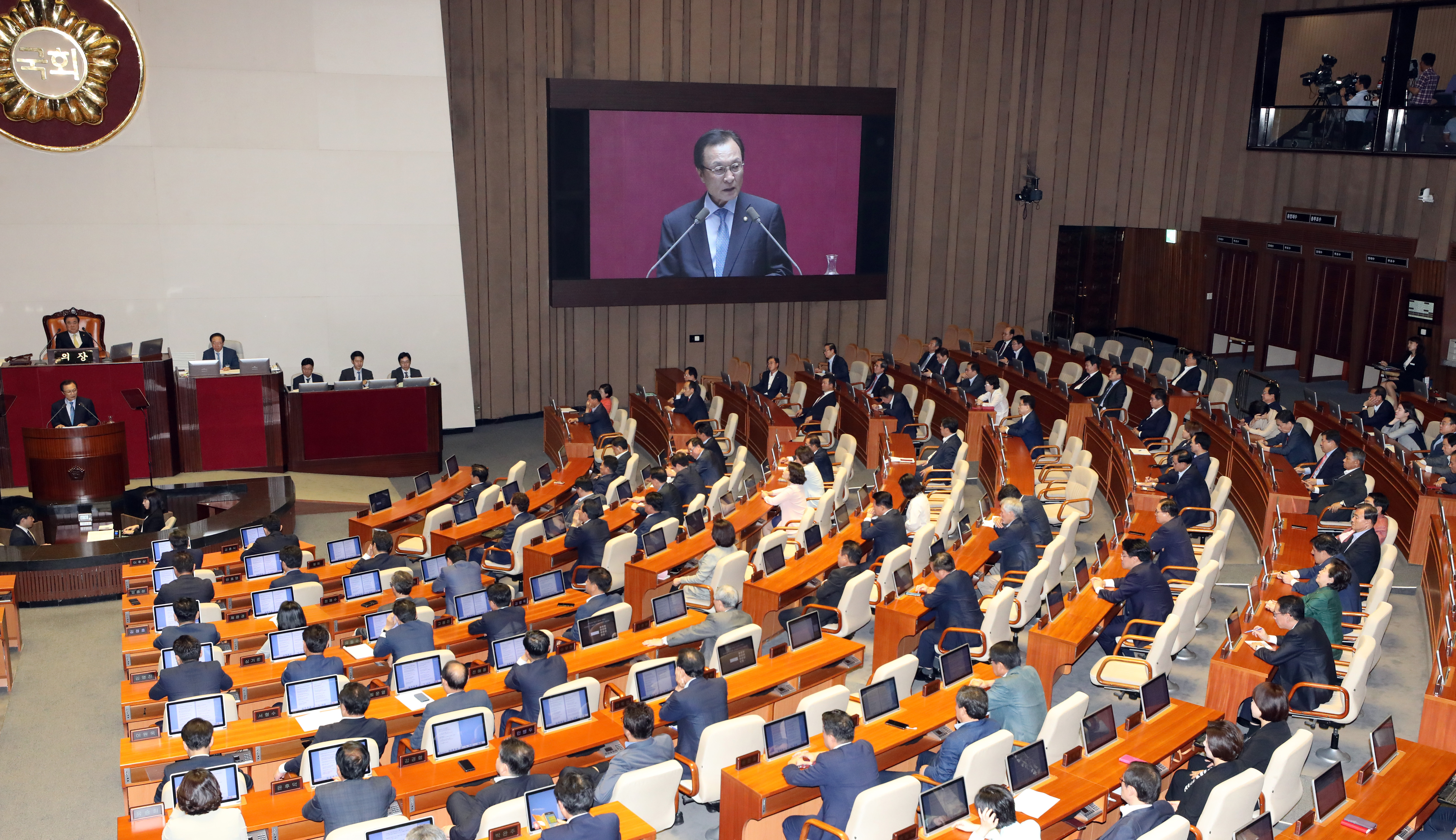 4일 오전 서울 영등포구 여의도 국회에서 진행된 제364회 국회(정기회) 제2차 본회의에서 이해찬 더불어민주당 대표가 자유한국당 의원들을 바라보며 교섭단체 대표연설을 하고 있다. 