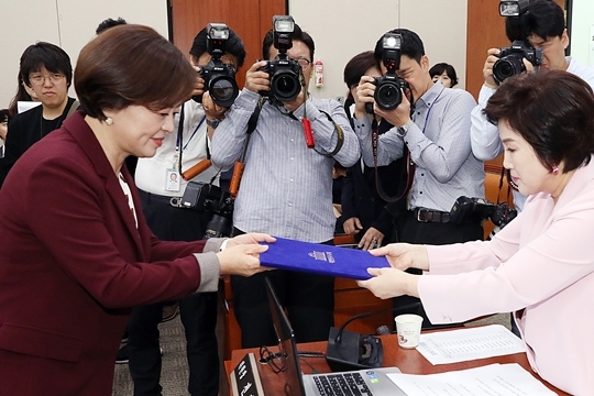 20일 국회 여성가족위원회 인사청문회에서 진선미 여성가족부장관 후보자가 전헤숙 위원장에게 선서문을 전달하고 있다